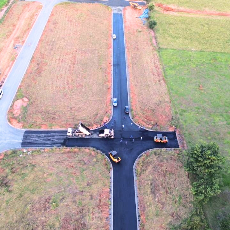 O artigo explica que infraestrutura vai além do asfalto visível, englobando sistemas de drenagem, saneamento e energia que garantem a durabilidade e a valorização de um empreendimento imobiliário.