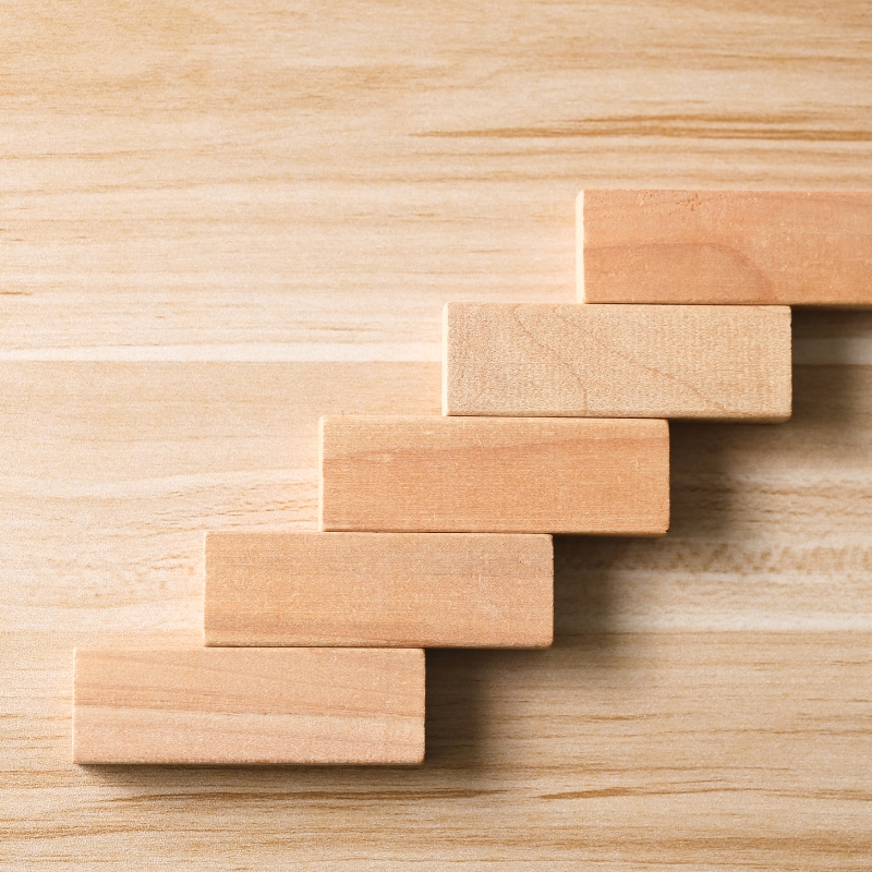 Etapas de um loteamento: como funciona o desenvolvimento do zero? O desenvolvimento de um loteamento envolve um processo técnico, planejado e altamente regulamentado. Entender as etapas de um loteamento é essencial para quem deseja investir com segurança e confiança. Neste artigo, você vai conhecer todas as fases, desde a escolha da área até a entrega da infraestrutura.